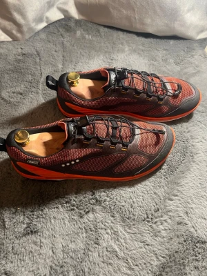 Orange och svarta sneakers från ECCO - Snygga sneakers från ECCO i orange och svart mesh med svarta detaljer och snörning. Skorna har en sportig design med rund tå och platt sula. Perfekta för dig som gillar stilrena och funktionella sneakers passar perfekt för dig som gillar löpning. Pris kan dikteras 