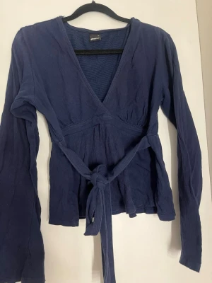 Mörkblå knyttopp - Mörkblå topp i strl M från gina 💕Har använts ett par gånger men är nu för stor på mig.