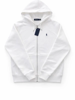 Polo Ralph lauren hoodie  - Vit Polo Ralph Lauren Hoodie  Stilren vit hoodie från Polo Ralph Lauren i klassisk design. Tillverkad i mjukt och bekvämt material som passar perfekt till både vardag och mer uppklädda outfits. Den ikoniska brodyren på bröstet ger en tidlös och exklusiv känsla.  🔹 Märke: Polo Ralph Lauren 🔹 Färg: Vit 🔹 ny med prislapp 🔹 Passform: Klassisk 🔹 snygg  📦 Snabb leverans – skickas inom 15 timmar