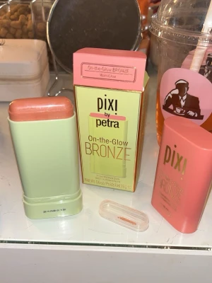 Pixi On-the-Glow Bronze stick🩷🍵✨ - Bronzerstick från Pixi by Petra i nyansen Warm Glow. Fick den i födelsedagspresent men kom aldrig till användning därför säljer jag den, så den är alltså helt ny och oanvänd. Men har hört att den är jättefin på🌸 Pris går såklart alltid att diskutera!