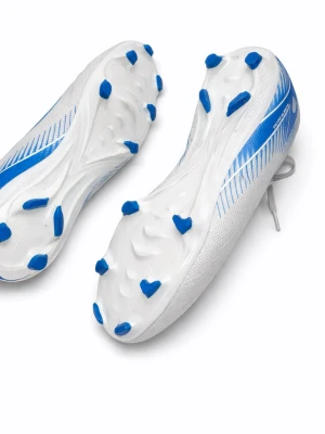 Nike Mercurial vita/blå fotbollsskor - Snygga Nike Mercurial fotbollsskor i vitt med blå detaljer och blå sula. Skorna har snörning och är tillverkade i syntetmaterial för lätt känsla och bra grepp på planen. Perfekta för dig som vill ha stilrena och snabba skor till matchen och dem är pros  size 40.