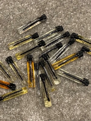 Parfymprover från Essnce - Säljer ett gäng parfymprover från Essnce. Elle la nuit 1/2  Femina fiori 1/2 Femina vivit 1/2 Coco ’bout you 1/3 Skyfall mystery 1/3 Oh darling 1/2 Drunk Apple pie ( testad) Fizzy mango ( testad) Sugar kiss ( testad) Boozy peach ( testad) Keep it fruity 1/2 Perenne amore ( testad) Iconic flower ( testad) Signature vang 1/2 Summer breeze 1/2 Rose rose (testad)  Freshotic 1/2 Absolu vanilla (nästan slut) delikate Jasmine (nästan slut) Irresistible enigma (nästan slut)