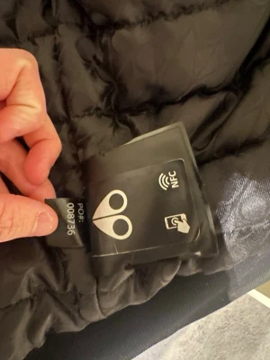 Svart pälsjacka från POP - Säljer en svart pälsjacka från POP med quiltad insida och diskret mönster. Jackan har en mjuk pälsig krage och detaljer i svart. Perfekt för dig som vill ha en stilren och varm jacka med exklusiv känsla. Kan diskutera om pris