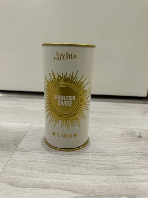 Jean Paul Gaultier Divine Le Parfum  - Säljer denna parfym eftersom doften tyvärr inte föll mig i smaken. Parfymen är beställd från Lyko, men levererades utan plast och med ett halvskadat paket. Jag köpte parfymen för 1550 kr, men säljer den nu för ett bra och rimligt pris. Jag gjorde en reklamation/retur hos Lyko, men de tog inga åtgärder och lät mig behålla produkten. Parfymen är äkta, inköpt från officiell återförsäljare och orderbekräftelse från Lyko finns.