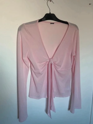 Ljusrosa topp ifrån Gina tricot - Stl L lapparna är avklippta då jag trodde den skulle användas vilket den ej gjort fint skick 