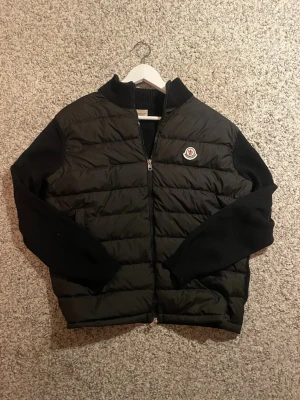 Moncler cardigan svart - Tjena! Säljer min moncler cardigan pågrund av då att den ej kom till användning riktigt! Den är helt ny har används till skolan en gång. Finns ej några märken på den eller slitningar! Dragkedjan funkar alldeles utmärkt👌🏻 Finns inga täcken att den har används nån gång! NFC moncler tagen funkar som du ser på bilderna! Storleken är Xl men är som M eller S! Hör av dig om du är intresserad eller har några frågor 🤝 Mvh Lowe 🙂