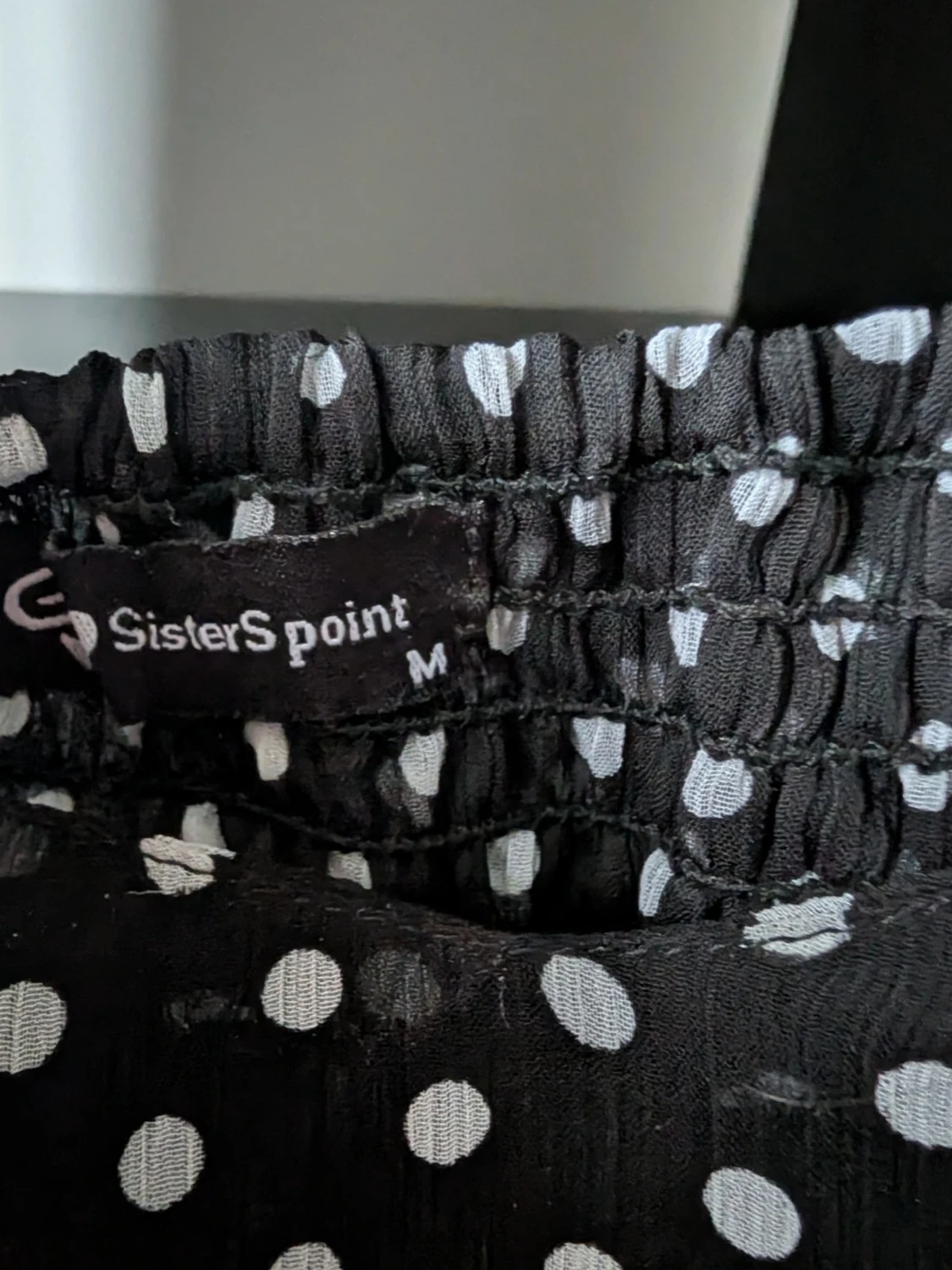 Svart prickig klänning SisterSpoint - 1