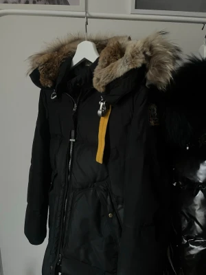 Parajumpers jacka - Svart parajumper jacka i stl S. skulle säga att den passar även XS och kanske en M. säljer då den ej kommer till användning mer. Inget slitage och är i väldigt bra skick.