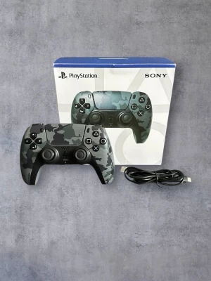 Playstation DualSense/DualShock Wireless Control PS4/PS5 Camouflage (Third-party manufactured) - Tredjepartstillverkad PS4-kontroll med PS5-liknande design (ej äkta DualSense). Känns igen av PS4 och fungerar exakt som en vanlig PS4-kontroll. Bör fungera på PS5 också men utan ”DualSense-funktion”. Speltestad, i nyskick, levereras i kartong med laddkabel. Passar dig som föredrar PS5-känsla.