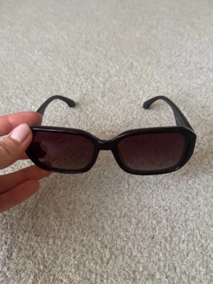 Svarta rektangulära solglasögon - Solglasögon🤎