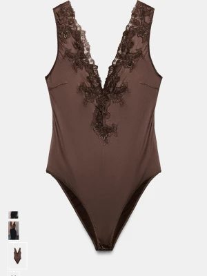 Brun spetsbody med djup V-ringning - Snygg brun body med djup V-ringning och dekorativa spetsdetaljer framtill. Tillverkad i ett glansigt, stretchigt material som sitter tight mot kroppen. Perfekt att styla med höga byxor eller kjol för en trendig look. Ord pris 559kr