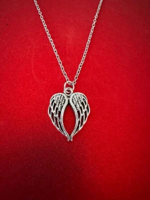 Fina fjärilsvingar - Halsband som inte är i äkta silver/guld. Kedja är oftast 50cm men kan ibland komma i 45cm. Kedja är rostfritt stål, berlock oftast i zinklegering men kan även det i vissa fall vara rostfritt stål. Be gärna om mått på berlock om detta är viktigt då bilderna är missvisande när det gäller hur stora dom är! 🌹❤️  Allt är nytt även om de kan stå ”mycket bra skick” , detta mest för att Vinted inte ska fundera på varför jag bara har nya saker .  Bud accepteras inte 🥰🌹