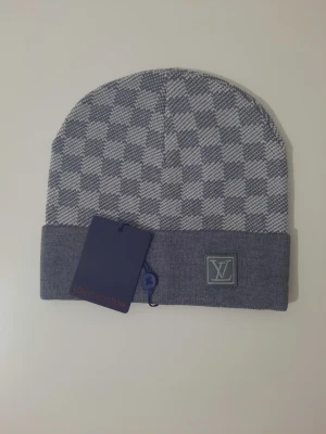 Grå mössa - Helt ny grå mössa för 265kr skickas samma dag som den köps för mer frågor kontakta mig kom med bud