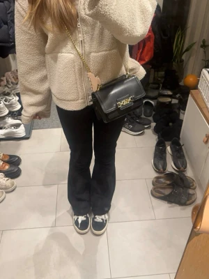 Beige teddyjacka med dragkedja - Mysig beige teddyjacka med hög krage och hel dragkedja framtill. Jackan har två stora fickor och en loose passform som ger en avslappnad look. Perfekt för kyliga dagar och enkel att matcha med olika outfits.