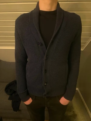 Mörkblå stickad cardigan från Tommy Hilfiger  - Säljer en sån jouvlars snygg cardigan från Tommy Hilfiger | Storlek S | Lägnd på tröj bäraren: 188 | Vikt på tröj bäraren: 76kg | Hör av er för frågor😃