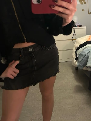 Jeanskjol  - Svart jeanskjol från Gina tricot!