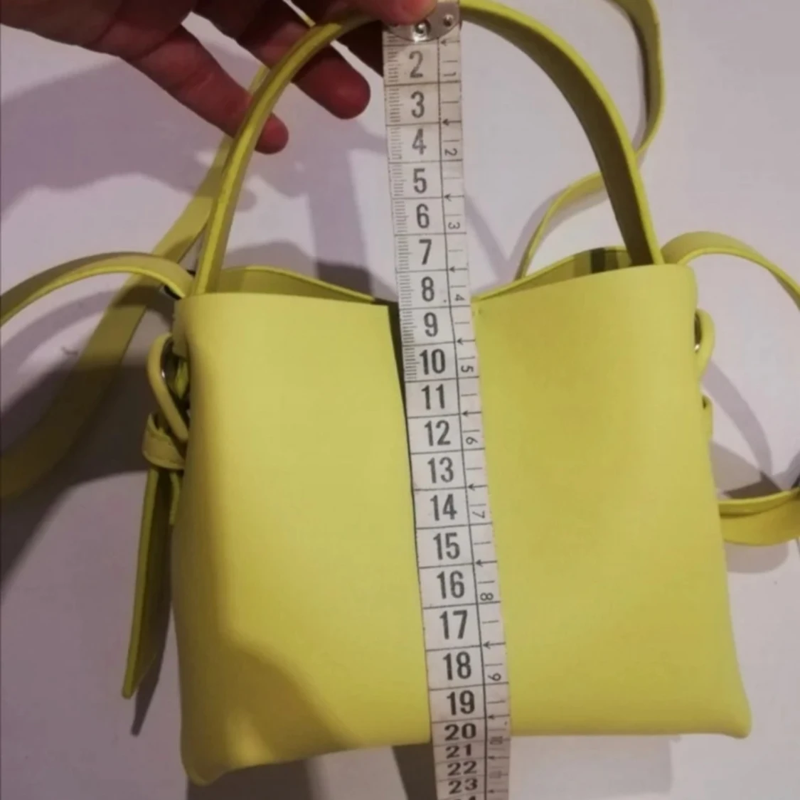 Gul handväska i skinn med axelrem - 4