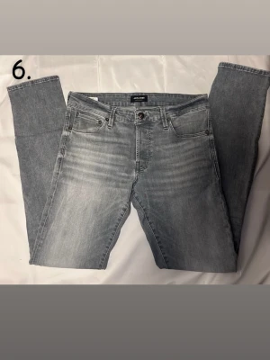 Jack and Jones jeans  - Säljer de här riktigt snygga Jack and Jones jeansen i storlek W32 L34 i modellen Slimfit/glenn. Jeansen har en riktigt snygg färg som jag tycker går till alla typer av färger! Priset är inte fast utan går att diskutera!