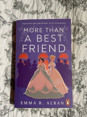 More Than A Best Friend av Emma R. Alban - En romantisk och känslosam skönlitterär bok på engelska, 'More Than A Best Friend' av Emma R. Alban. Omslaget är lila med illustration av två kvinnor i eleganta klänningar från 1800-talet. Perfekt för dig som gillar historiska romanser och starka karaktärer.