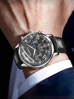 Svart kronografklocka från Gaiety - Stilren kronografklocka från Gaiety med svart urtavla, romerska siffror och flera små urtavlor. Boetten är i silverfärgad metall och armbandet är i svart läder med krokopräglad yta. Klockan har tachymeter och detaljer i vitt och blått på urtavlan.