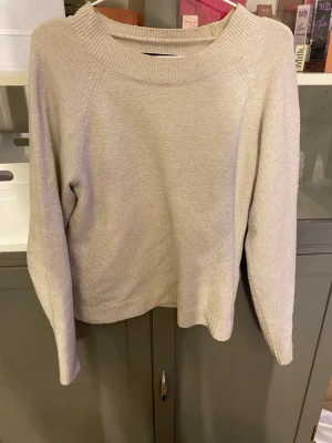 Beige stickad tröja från Vero Moda - Tröjan är nopprig här och var och är inte i sitt bästa skick men funkar absolut och har inga hål 
