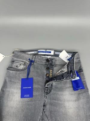HELT NYA Jacob Cohen Bard Jeans | 31 - Nya Jacob Cohen jeans i den mest eftertraktade modellen Bard! Otroligt snygg grå tvättad färg! Storlek 31. Hör av er vid funderingar 🙌