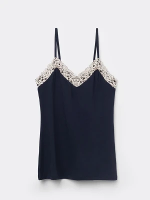 Mörkblå spetslinne från intimissimi - super fint intimissimi linne i storlek xs!! Fick förra året i julklapp men den har bara legat tyvärr, provat nån gång endast!!🩵 Inga defekter alls helt nytt i skick!! Inte noppig eller något liknande , inga defekter alls!! Som helt ny🫰🏽( dåligt ljus på min bild tyvärr) 