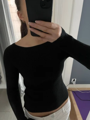 Svart ribbad långärmad topp - Säljer en svart ribbad topp i mycket fint skick 