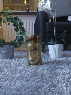 Jean Paul Gaultier Le Male Elixir - Säljer en Jean Paul Gaultier Le Male Elixir parfym i en snygg guldfärgad metallburk med räfflade detaljer. Märket och doftnamnet är tryckt i svart på framsidan. Perfekt för dig som gillar exklusiva och ikoniska dofter.