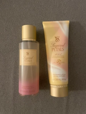Sugared Petals parfymset från Victoria's Secret - Limited edition (finns inte i Sverige) Parfymset från Victoria's Secret med doften Sugared Petals. Innehåller en body mist (250 ml) och en doftande lotion (236 ml). Doften har inslag av söta makroner, vita blommor och skimrande trä. Flaskan och tuben är i guld, rosa och vitt. Doftar som en blandning mellan de populära ”Bare Vanilla” och ”Velvet Petals”.