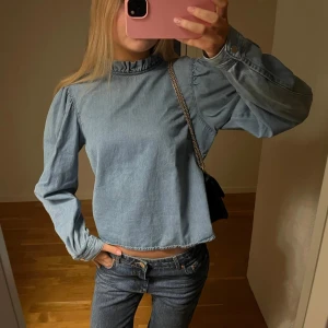 Blus   - Söt denimblus köpt secondhand, men knappt använd och i fint skick. 💛 Kontakta för fler bilder eller frågor, pris är diskuterbart! 
