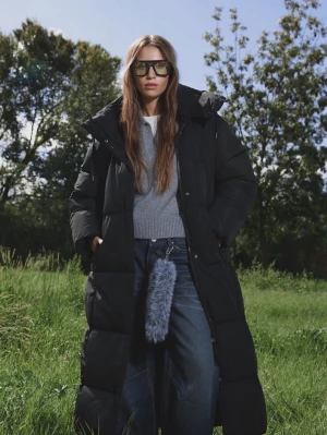 Bershka Svart lång pufferjacka med huva - HELT NY! Säljer en svart lång pufferjacka med huva från Bershka. Perfekt för kalla dagar när du vill hålla dig varm och stilsäker. Ordinarie pris: 1195 kr.  Skriv till mig om ni önskar se fler bilder!🥰