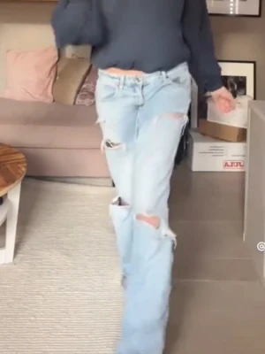 Ljusblå slitna low waist jeans - Säljer ett par skitsnygga ljusblå jeans med låg midja och lite ”baggy look”. Jeansen har flera slitningar och hål på både lår och knän för en trendig, avslappnad look. Helt oanvända, endast testade och prislapp kvar. Säljer då de inte passar! 