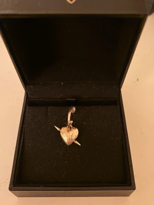 Maria nilsdotter örhänge - Jättefint örhänge från maria nilsdotter, säljer då det tyvärr inte kommer till användning längre. Jag kan även byta mot andra maria nilsdotter smycken i silver.