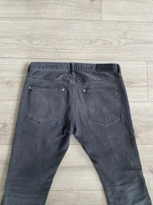 jeans från Acne  - Säljer ett par grå jeans från Acne Studios. Inga defekter. Riktigt snygga jeans som tyvärr inte passar mig. Hör av vid funderingar🙌