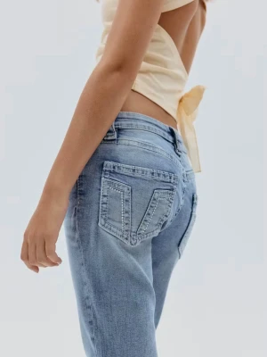 Ljusblå bootcut jeans från Levi's - Säljer ett par ljusblå jeans med bootcut med fina detaljer på fickorna. Jeansen har låg midja och är tillverkade i mjukt denimtyg som ger en avslappnad vibe. Perfekta till sneakers eller boots. Passar mig som vanligafall har xs - s