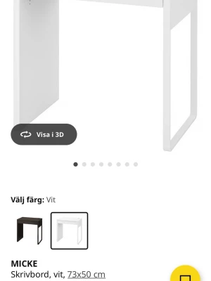 Skrivbord med tillhörande stol - Säljer ett stilrent vitt skrivbord från IKEA, modell MICKE. Bordet har måtten 73x50 cm och är tillverkat i träbaserat material. Perfekt för plugghörnan eller hemmakontoret, med smart kabelhål på baksidan för sladdhantering.