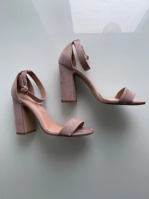 Beige klackskor från Nelly - Säljer ett par beigea klackskor från Nelly, stl 37. Enbart använda en gång, i fint använt skick. Finns en fläck på baksidan av klacken, men inte testat att få bort så kan mycket möjligt gå att få bort. Finns bild.