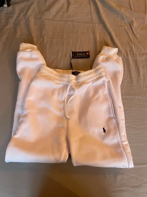  Polo Ralph Lauren byxor  - Säljer ett par Ralph Lauren byxor som är oanvända och är köpta nya för  2000kr🔥Kvitto finns tillgängligt vid intresse om du undrar🧾                                                    Byxorna kan bli köpta till Tröjan i min profil och priset kan diskuteras vid försäljning👈🏼 Skriv vid intresse eller tankar🙌