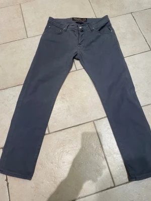 Jacob Cohën jeans - Säljer ett par blå jeans från Jacob Cohën med klassisk femficksdesign och raka ben. Byxorna är tillverkade av exklusivt japanskt tyg och har en snygg metallknapp framtill. Perfekta för dig som gillar stilrena och tidlösa plagg. Pris är Diskuterbart 🌞