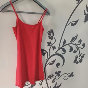 Röd klänning från Divided - Säljer en snygg röd klänning från Divided. Den är ärmlös med smala axelband och har en enkel, tight passform. Klänningen är i storlek S och är i nyskick❤️❤️🥰