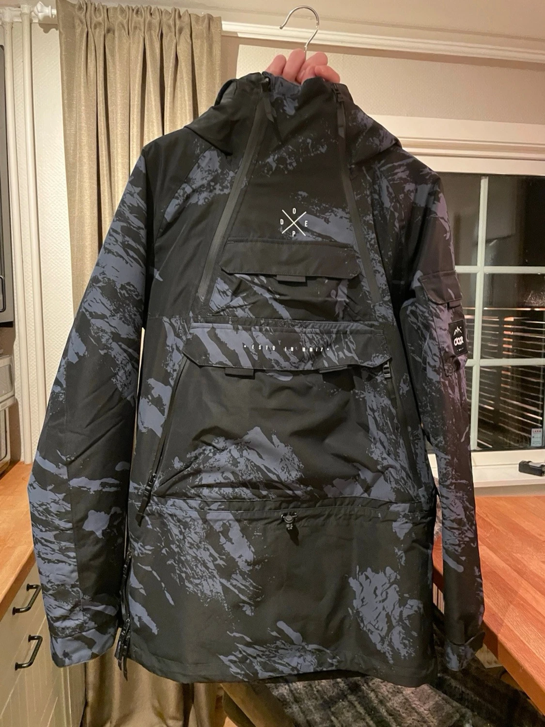 Svart och grå skidjacka  från Dope stl S