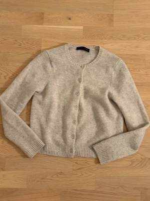 Grå 100% ull kofta  - Från Zara. Storlek M men liten i storleken så sitter som en XS! Super mjuk, inte stickig🩷