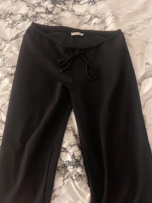 Nelly My Chill Pants - Säljer mina byxor från Nelly samma modell och allt som Nellys ”My Chill Pants” dock ett annat slags matrial/tyg, som inte är lika tunnt. Obs det är små defekter längst ner vid hälarna av byxan, men ingenting som märks vid användning. Säljs pga dom ej kommer till användning. Köparen står för frakt