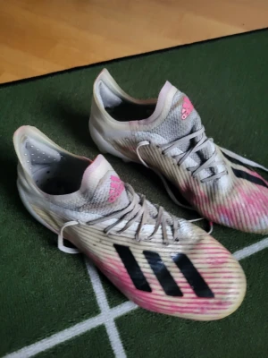 Adidas X 19.1 FG/AG Uniforia - Säljer ett par Adidas X 19.1 FG/AG Uniforia. Pris ligger på 450 kr, men kan förhandlas vid snabb affär. Dubbarna har ganska mycket slitage. Vill man ha fler bilder är detta bara att fråga.