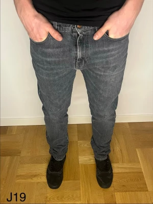Mörkgråa J.Lindberg Jeans - Mörkgråa J.Lindberg Jeans med storlek W31 L34 men passar även bra för de som har storlek W30 L32 eller W30 L30. Hör av er kring minsta funderingar!