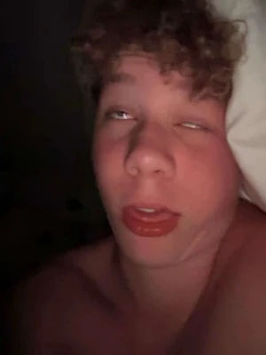 William - En enkel och bekväm pyjamastopp i ljusrosa nyans. Perfekt för mysiga kvällar hemma eller när du vill slappa. Toppens material ser ut att vara mjukt och följsamt, vilket gör den extra skön att bära.