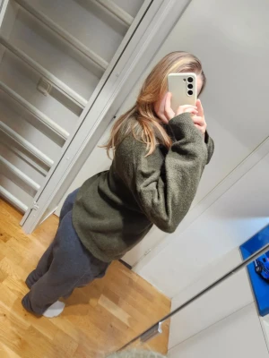 Grön stickad tröja - zara - En riktigt fin grön stickad tröja från Zara - storlek S. Kliar inte, använd nån gång - fint skick. 