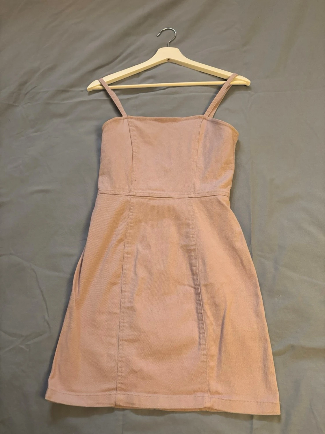 Ljusrosa kort klänning med smala band