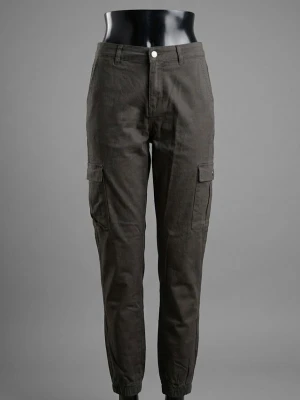 Mörkgrön cargopants med fickor - Snygga  cargopants med klassiska sidofickor och knappdetaljer. Byxorna har resår vid bensluten och en rak passform som ger en avslappnad look. Perfekta för dig som gillar streetwear och praktiska detaljer.